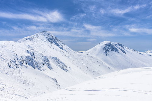 真冬の乗鞍岳稜線を歩む雪山風景と北アルプスの絶景
