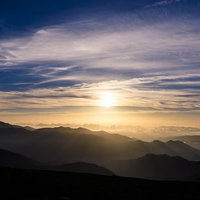 乗鞍岳から見た空が金色に染まる朝焼けと雲海の風景の写真