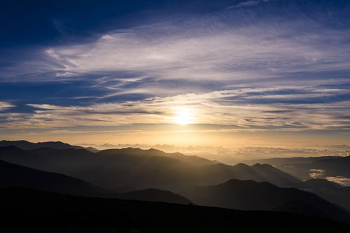 乗鞍岳から見た空が金色に染まる朝焼けと雲海の風景