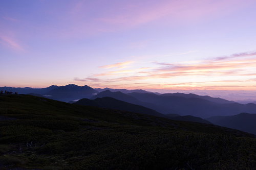 紫色に染まる朝焼けの空と乗鞍岳から見るアルプスの山並み
