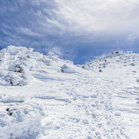 風雪で発達したエビの尻尾と日本百名山の乗鞍岳山頂の写真