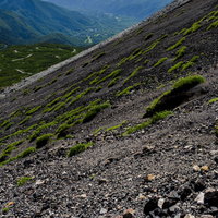 高山植物も少ない乗鞍岳の岩石斜面 日本百名山の登山風景の写真
