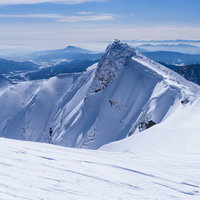 谷川岳オキノ耳からトマノ耳を見る雪山の山頂景観の写真