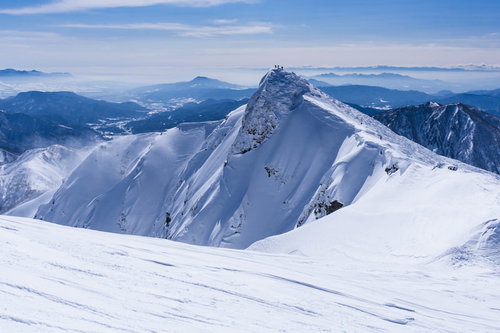 谷川岳オキノ耳からトマノ耳を見る雪山の山頂景観