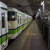 谷川岳の麓、土合駅に止まる電車の写真