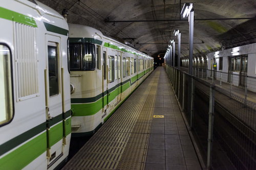 谷川岳の麓、土合駅に止まる電車