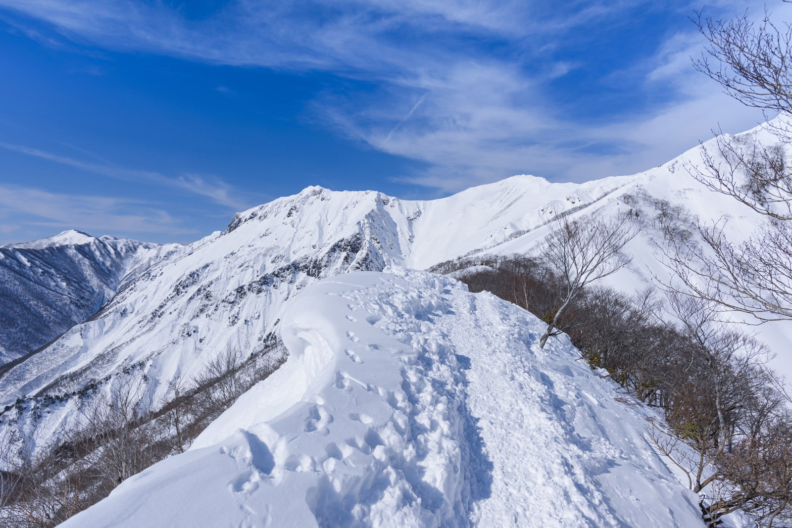 谷川岳の稜線に続く新雪のトレース