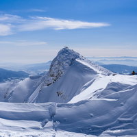 登山道から眺める積雪のトマの耳、谷川岳の岩峰の写真
