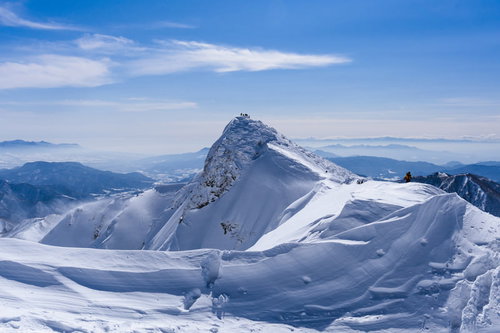 登山道から眺める積雪のトマの耳、谷川岳の岩峰
