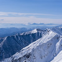 雪に覆われた谷川岳と浅間山の日本百名山の山頂風景の写真