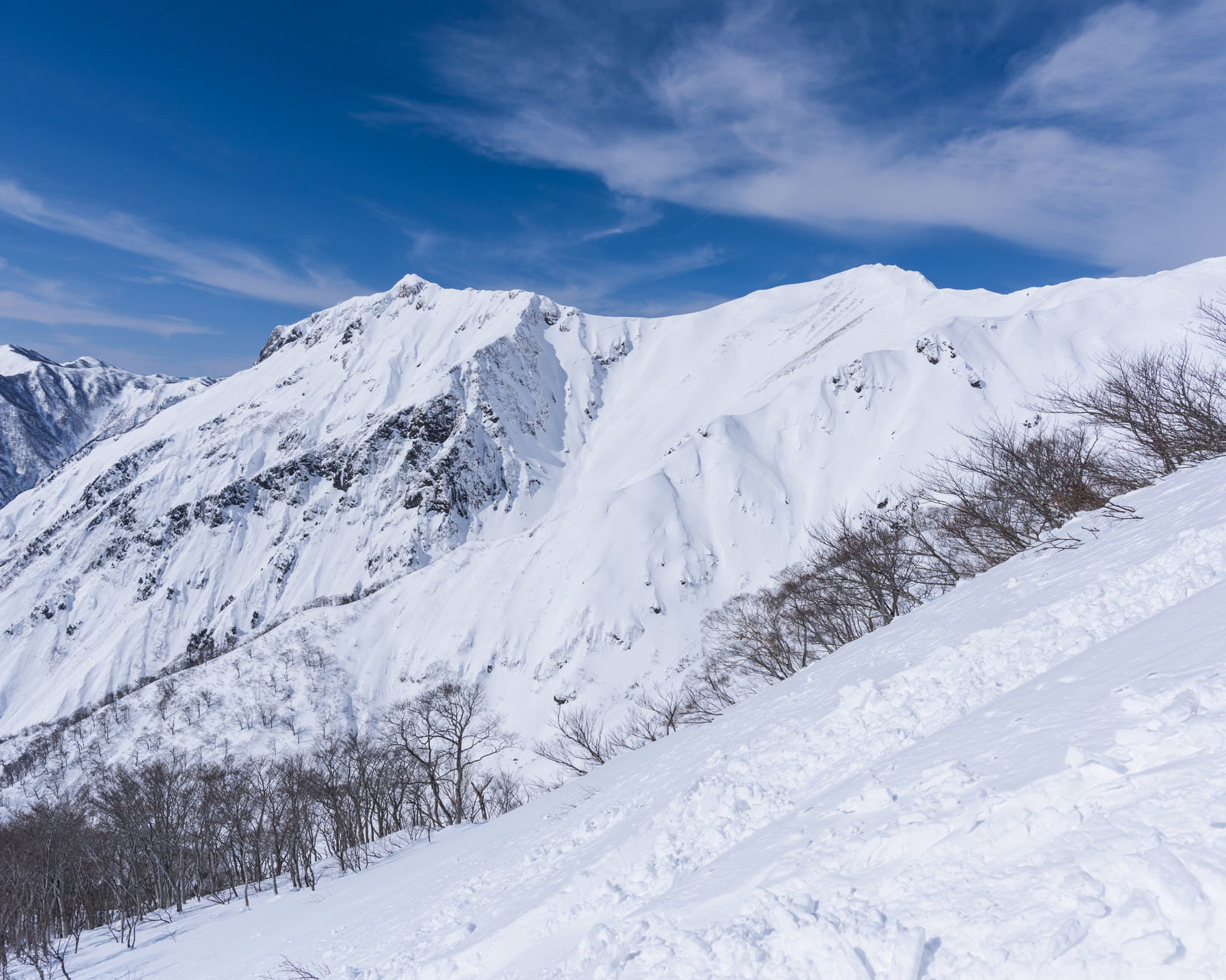 谷川主脈の稜線と雪の急斜面