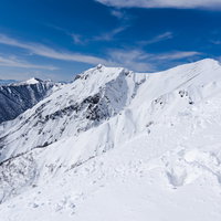 谷川岳の真っ白な雪の稜線の写真