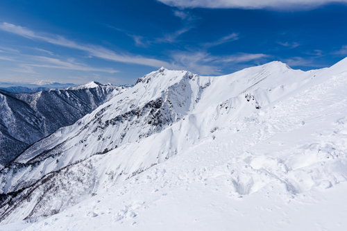 谷川岳の真っ白な雪の稜線