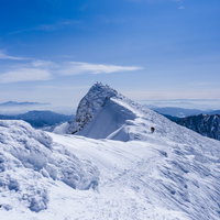 雪に覆われたトマの耳、谷川岳の山頂の写真