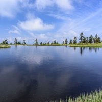 会津駒ヶ岳・中門岳の中門大池に映る水鏡と青空の写真