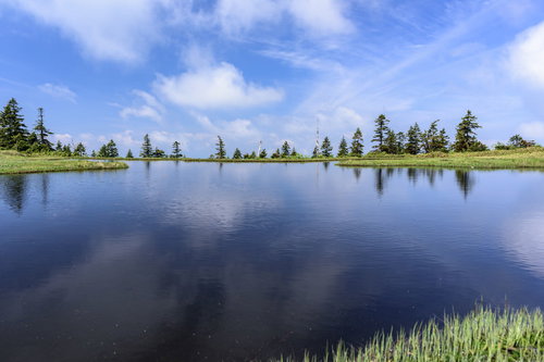 会津駒ヶ岳・中門岳の中門大池に映る水鏡と青空