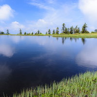 風もなく空が透き通る水鏡（会津駒ヶ岳山頂の池塘）の写真