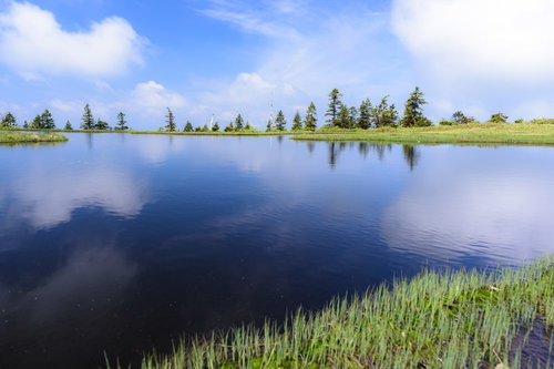 風もなく空が透き通る水鏡（会津駒ヶ岳山頂の池塘）