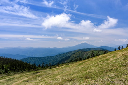 会津駒ヶ岳の草原稜線から眺める燧ヶ岳と山々の風景