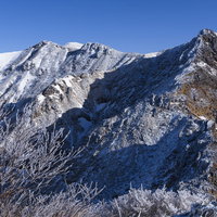 アルプスのような見た目となった冬の那須岳の雪山風景の写真