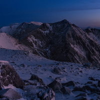 冬の夜明けを迎える雪化粧の那須朝日岳の朝焼けの写真