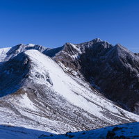 冬を迎えた那須岳の雪化粧した山稜 100名山の雪景色の写真