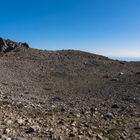 別の惑星の地面のような那須岳の山頂、火山特有の荒地景観の写真