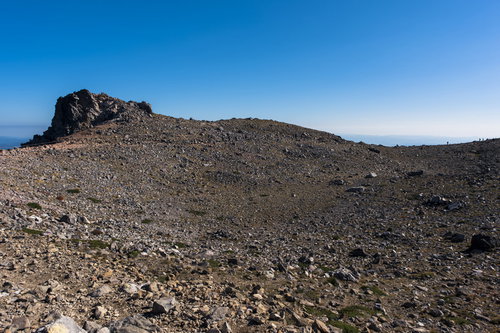 別の惑星の地面のような那須岳の山頂、火山特有の荒地景観