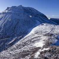剣ヶ峰から見る那須茶臼岳（ちゃうすだけ）の冬山の写真