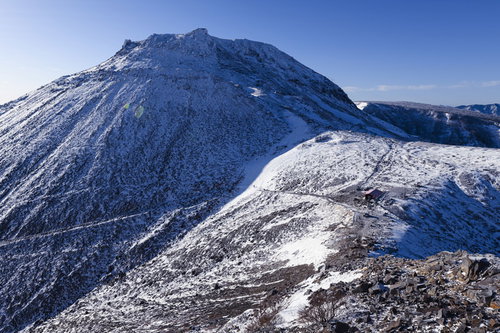 剣ヶ峰から見る那須茶臼岳（ちゃうすだけ）の冬山