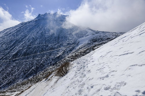 剣ヶ峰中腹から眺める雪化粧の那須茶臼岳と冬の山岳風景
