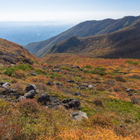 地平線へ吸い込まれていくような那須岳の紅葉と秋の山々の写真
