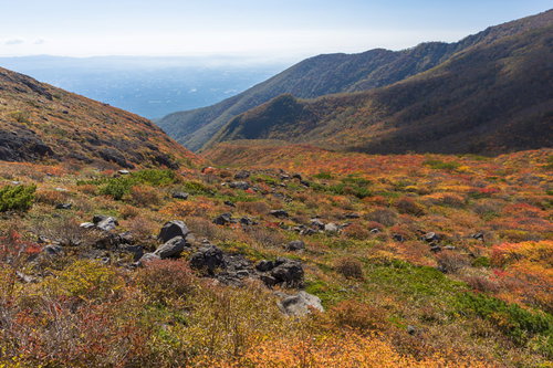 地平線へ吸い込まれていくような那須岳の紅葉と秋の山々