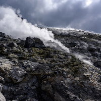 地熱で白い煙が湧き上がる那須茶臼岳の岩肌の写真