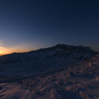 夜明けを迎える那須茶臼岳の雪景色｜日本百名山の成層火山の写真