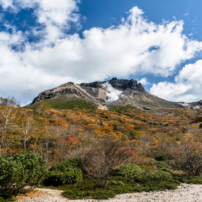 姥ヶ平から眺める那須岳の紅葉と成層火山の山並みの写真