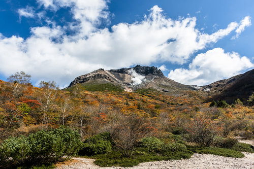 姥ヶ平から眺める那須岳の紅葉と成層火山の山並み