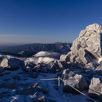 岩も凍り付いた那須茶臼岳山頂（那須岳）の写真