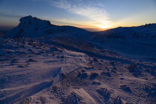 強風が吹き付ける那須茶臼岳の朝（那須岳）