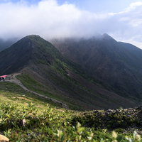 晩夏の那須岳、登山道と山小屋が見える景色の写真