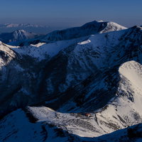 朝日が照り付ける雪化粧の那須連山と成層火山群の景色の写真