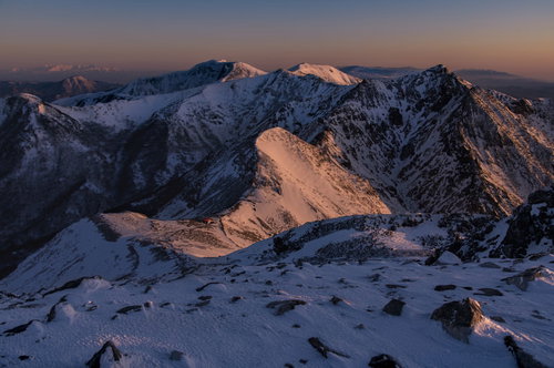 朝焼けに染まる雪の那須連山（那須岳）の成層火山
