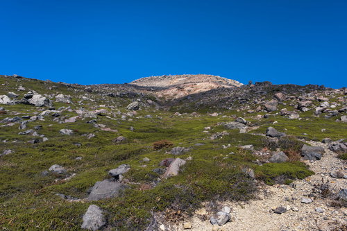 森林限界を超えた那須茶臼岳中腹の岩場と山肌