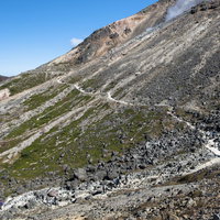 火山である那須茶臼岳を歩く登山者たち（那須岳・日本百名山）の写真