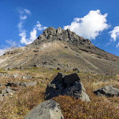 火山らしい岩稜が露出した那須茶臼岳の山頂の写真