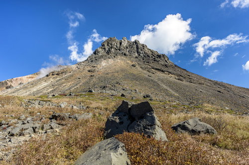 火山らしい岩稜が露出した那須茶臼岳の山頂