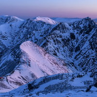 真っ青な時間の雪に覆われた那須岳の夜明けの写真