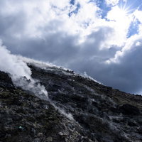 硫黄の香りが漂う那須茶臼岳の険しい岩場斜面の写真