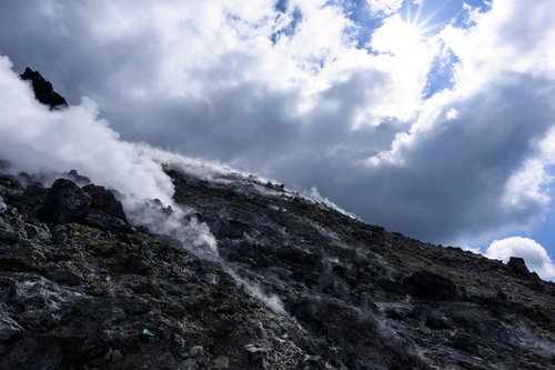 硫黄の香りが漂う那須茶臼岳の険しい岩場斜面