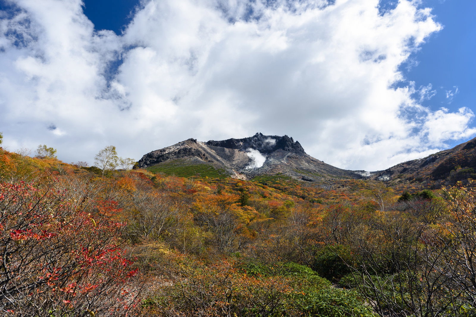 紅葉に染まった那須姥ヶ平と那須岳の山景色、青空と雲